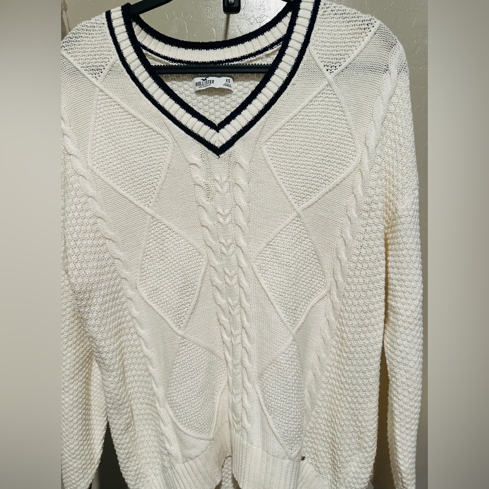 Hollister Women’s XS V neck sweater